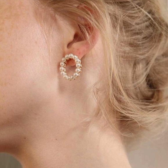 3/$30 💛 Faux Pearl Stud Earrings - Picture 5 of 6